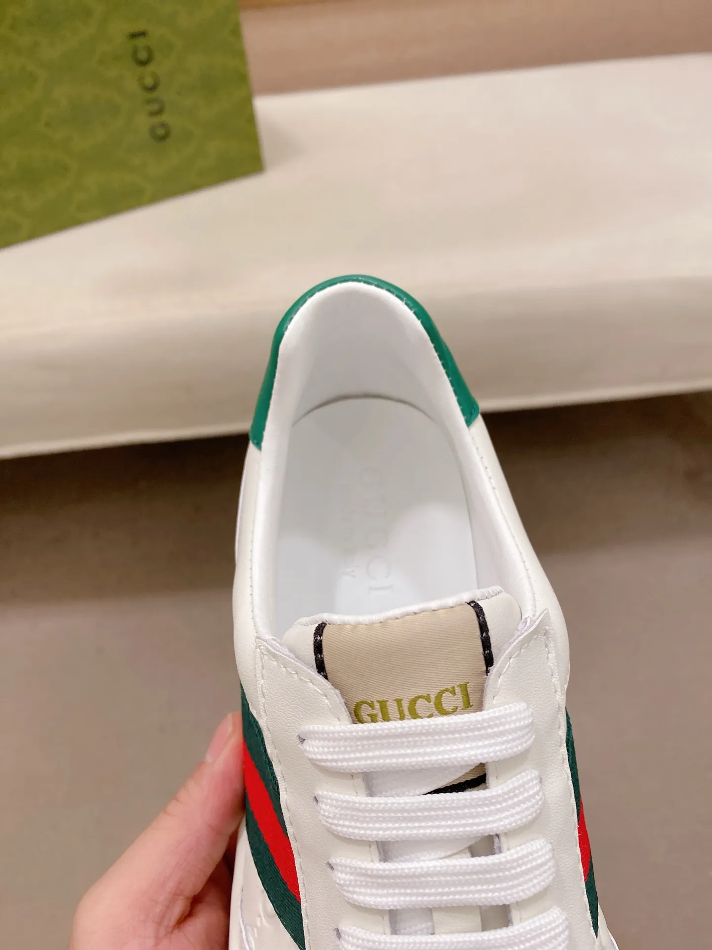 Men's shoes💰 440💰The new GUCCI (Gucci) counters are launched simultaneously. The new men's shoes, 😘fabrics are selected from imported cowhide, and the lining is sheepskin lining. 👍🏿 High-end ☄️ air-cushion molded anti-slip rubber outsole, exquisite lines, simple and elegant, comfortable and high-end for leisure travel. Code number: 38 to 44 (45 can be customized and cannot be returned or exchanged)